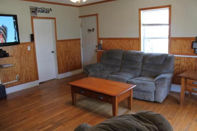 107 E 6 St, Stewartsville, MO 64490