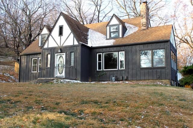 3720 Fairview Dr, St Joseph, MO 64503
