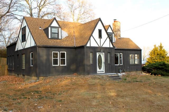 3720 Fairview Dr, St Joseph, MO 64503