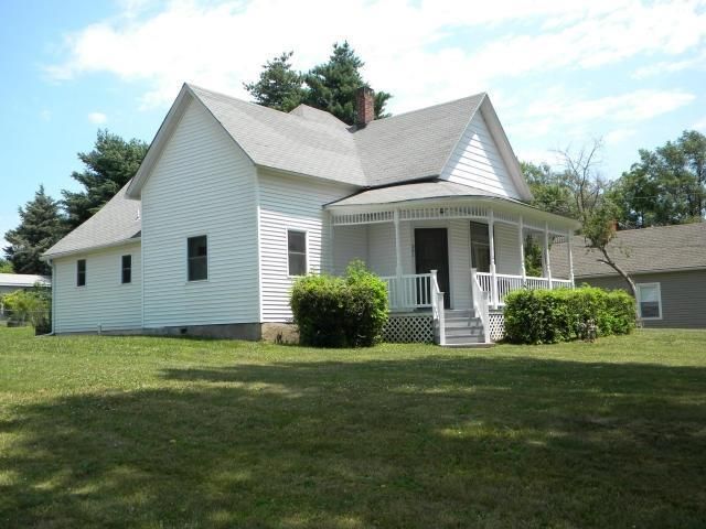 301 Gregory Dr, Gower, MO 64454