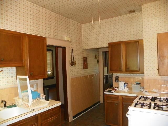 2710 Olive St, St Joseph, MO 64507