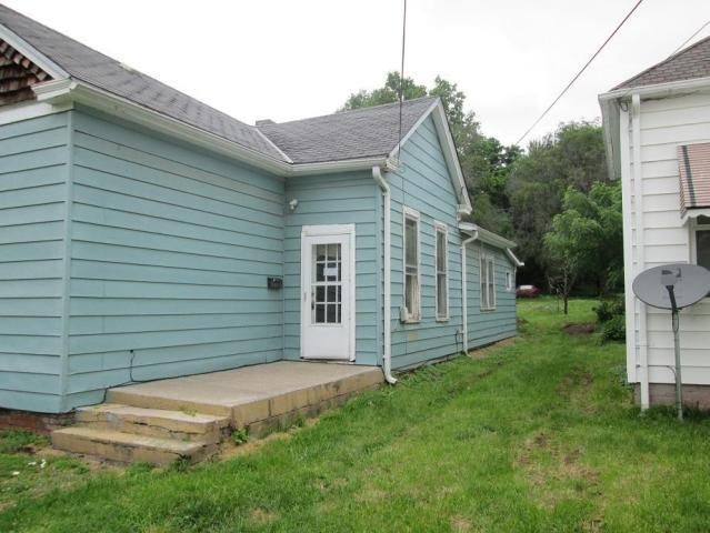 1905 Pacific St, St Joseph, MO 64501