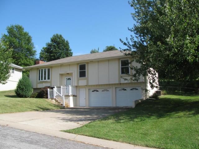 2408 Shamrock Ln, St Joseph, MO 64505