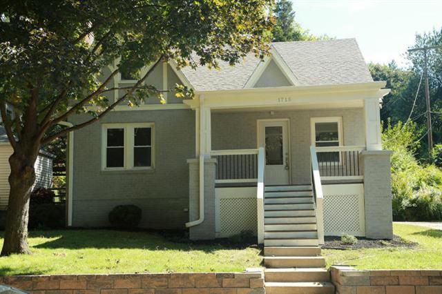 1715 Crescent Dr, St Joseph, MO 64506