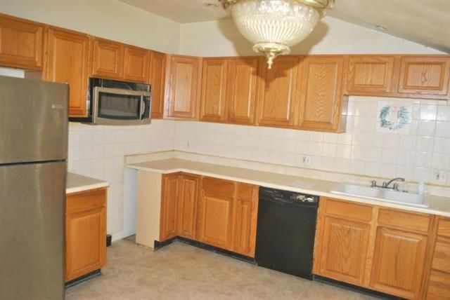 2121 S 12th St, St Joseph, MO 64503