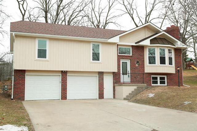 601 Tanglewood Dr, St Joseph, MO 64506