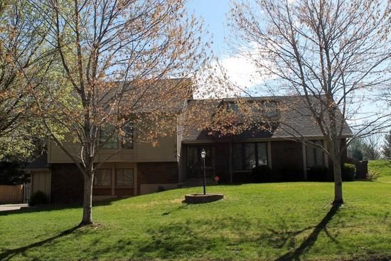 701 Woodcrest Dr, St Joseph, MO 64506