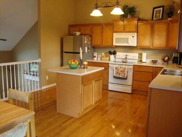 4210 Bennington Dr, St Joseph, MO 64506