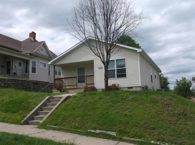 2807 Olive St, St Joseph, MO 64507
