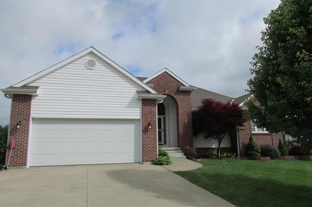 5210 Stoneridge Dr, St Joseph, MO 64507