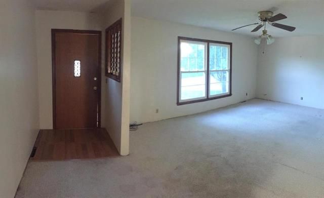 2105 N Leonard Rd, St Joseph, MO 64506