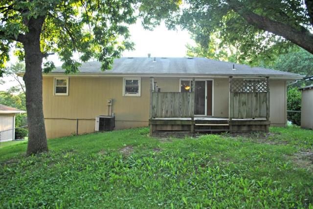 2105 N Leonard Rd, St Joseph, MO 64506