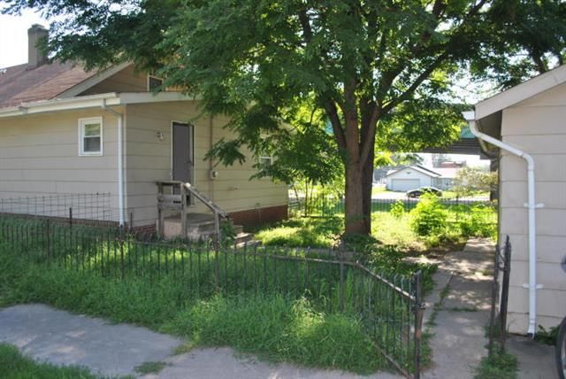 1211 Pacific St, St Joseph, MO 64503