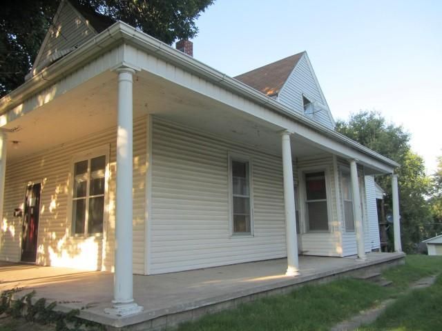 1727 S 20th St, St Joseph, MO 64507