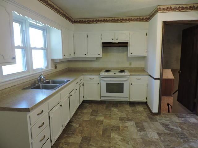 1206 Midyett Rd, St Joseph, MO 64506