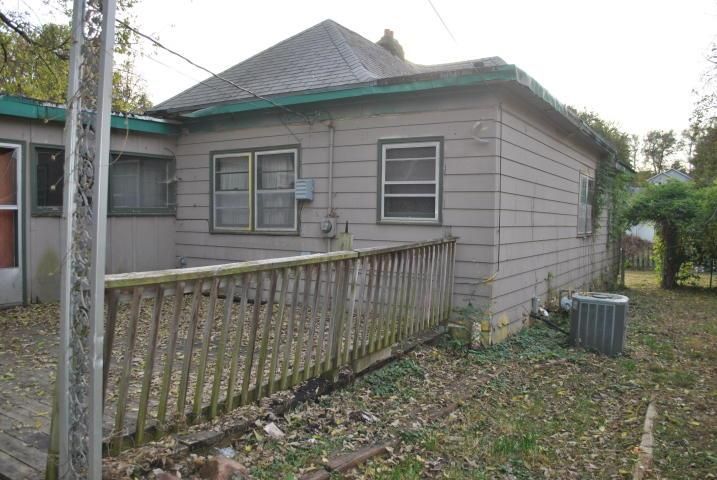 2421 S 17th St, St Joseph, MO 64503