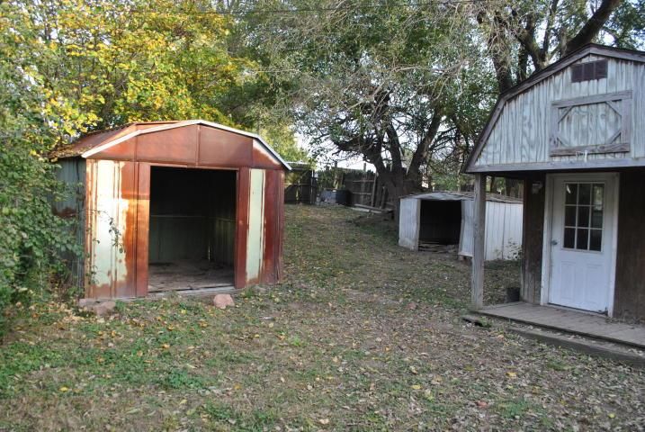 2421 S 17th St, St Joseph, MO 64503