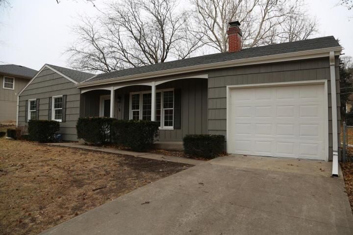 2 Holley Cir, St Joseph, MO 64506