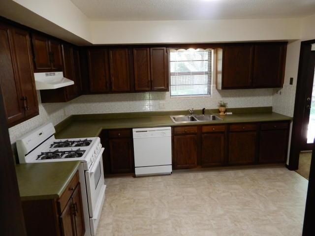 2116 Cougar St, St Joseph, MO 64506