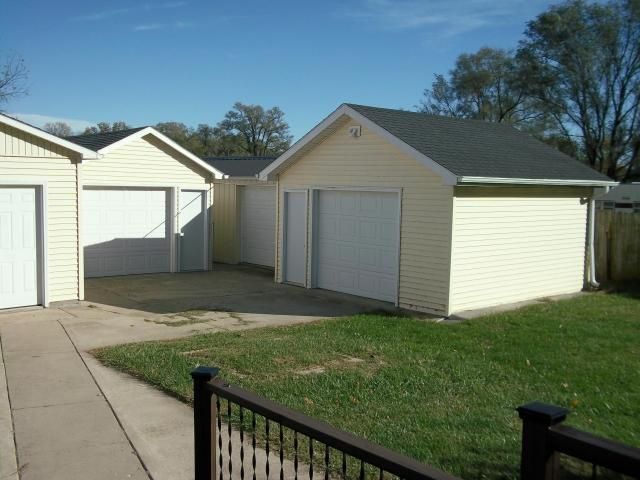 908 Elizabeth St, St Joseph, MO 64504
