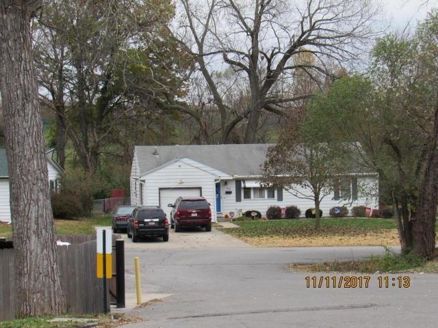 1602 Brookside Dr, St Joseph, MO 64506