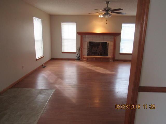918 N 6th St, St Joseph, MO 64501