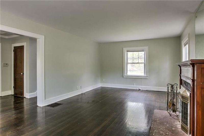 5643 Locust St, Kansas City, MO 64110