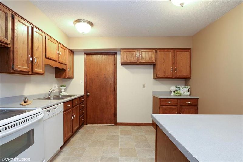 7101 W 71st St, Overland Park, KS 66204