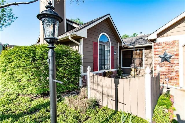 904 Moundridge Dr, Lawrence, KS 66044