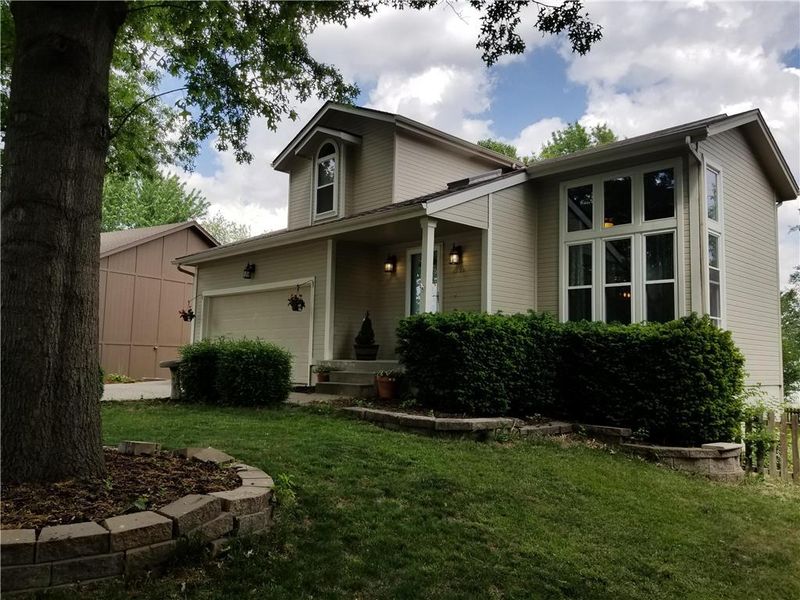 1709 NE Debonair Dr, Lee's Summit, MO 64086