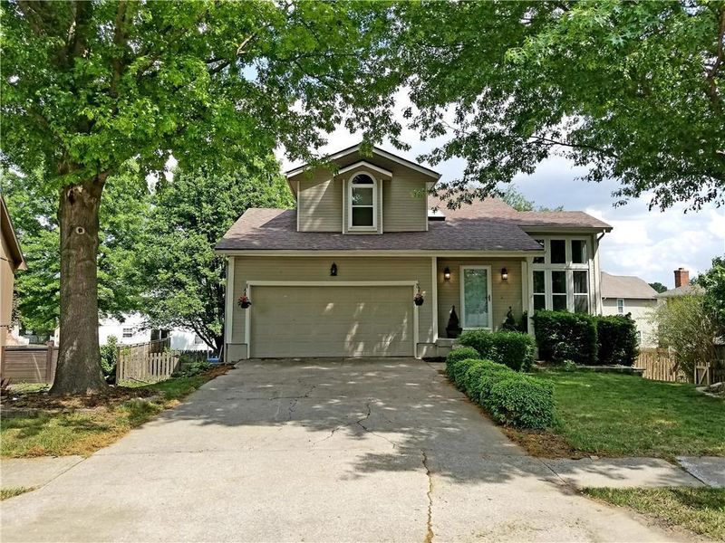1709 NE Debonair Dr, Lee's Summit, MO 64086