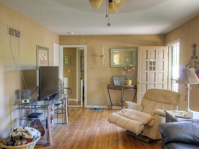 1601 E 82nd St, Kansas City, MO 64131