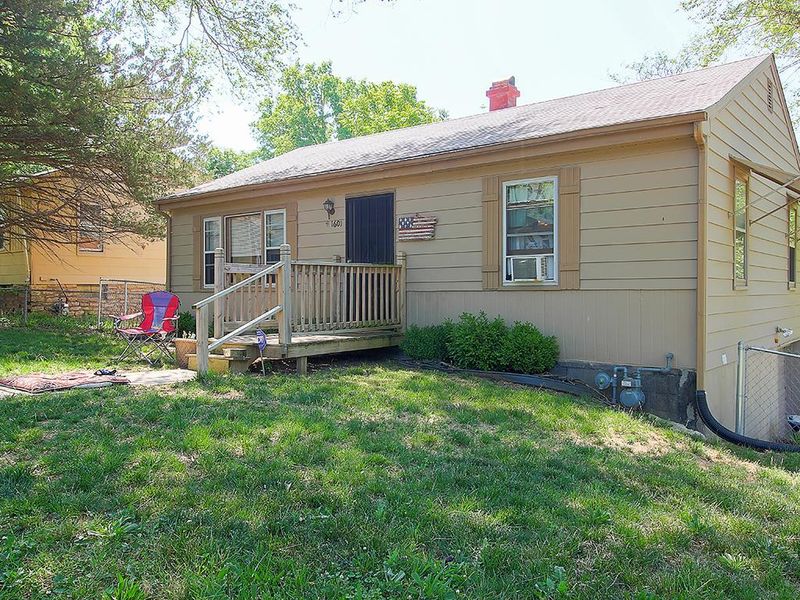 1601 E 82nd St, Kansas City, MO 64131