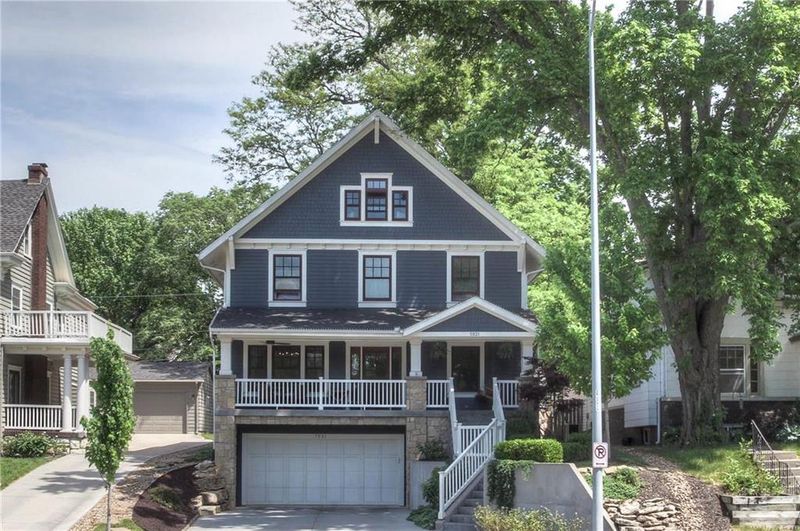 5931 Brookside Blvd, Kansas City, MO 64113