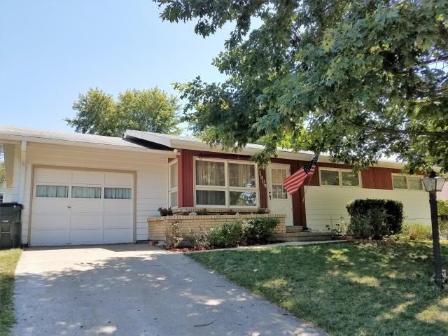 2009 N 34th Ter, St Joseph, MO 64506