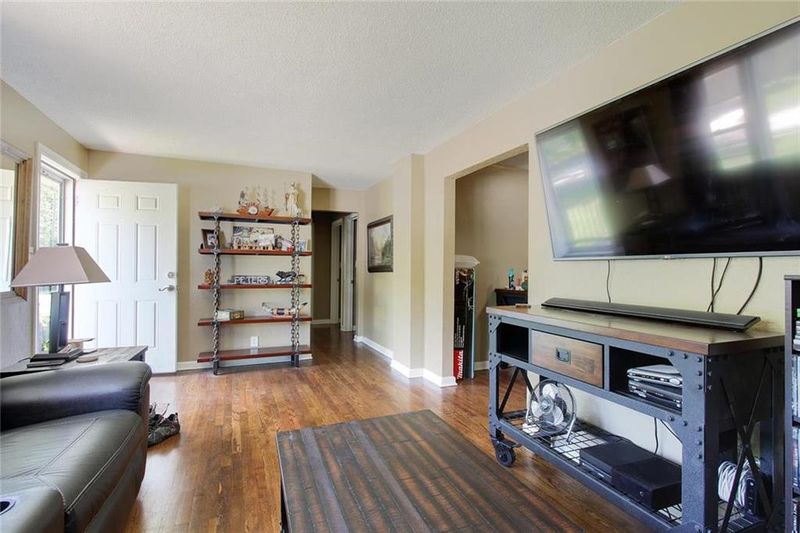 7409 W 65th St, Overland Park, KS 66202