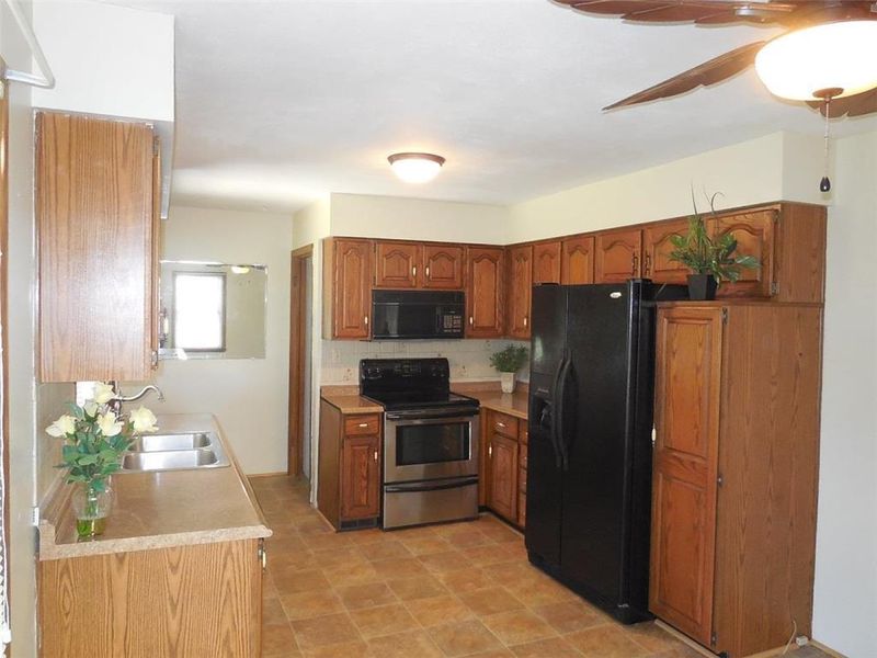 4102 E 107th St, Kansas City, MO 64137