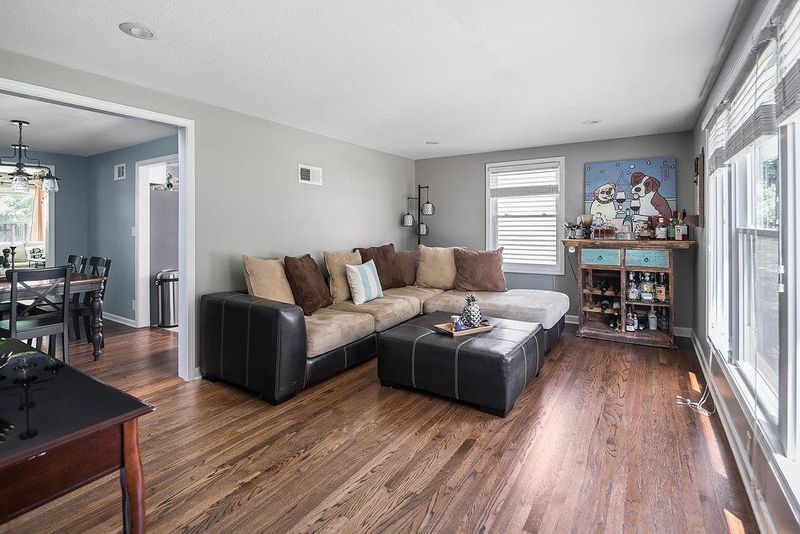 7592 Walnut St, Kansas City, MO 64114