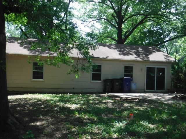 825 Murrow Ct, Lawrence, KS 66049