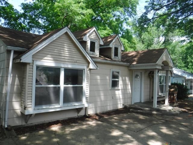 825 Murrow Ct, Lawrence, KS 66049