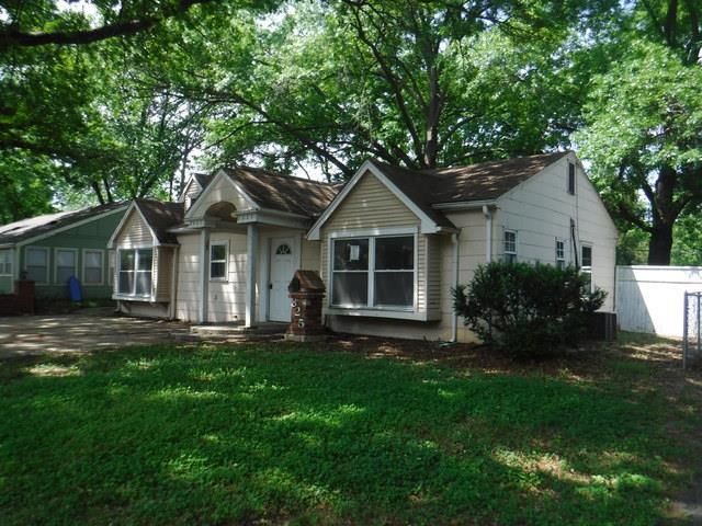 825 Murrow Ct, Lawrence, KS 66049