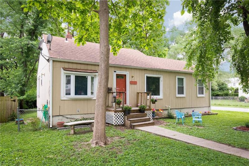 8516 Summit St, Kansas City, MO 64114