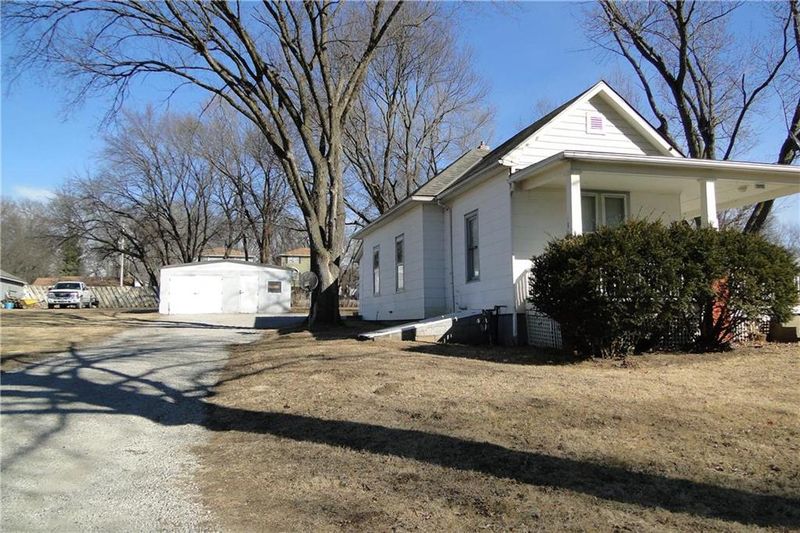 1302 Ottawa St, Leavenworth, KS 66048