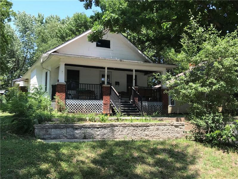 506 W 27th St, Higginsville, MO 64037