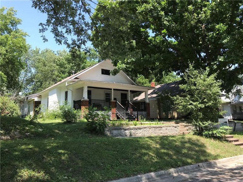 506 W 27th St, Higginsville, MO 64037