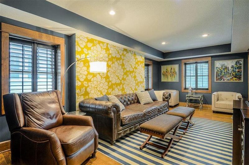 5927 Brookside Blvd, Kansas City, MO 64113