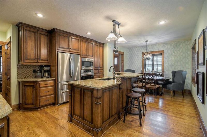 5927 Brookside Blvd, Kansas City, MO 64113