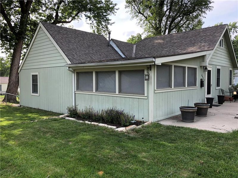 8930 Walnut St, Kansas City, MO 64114