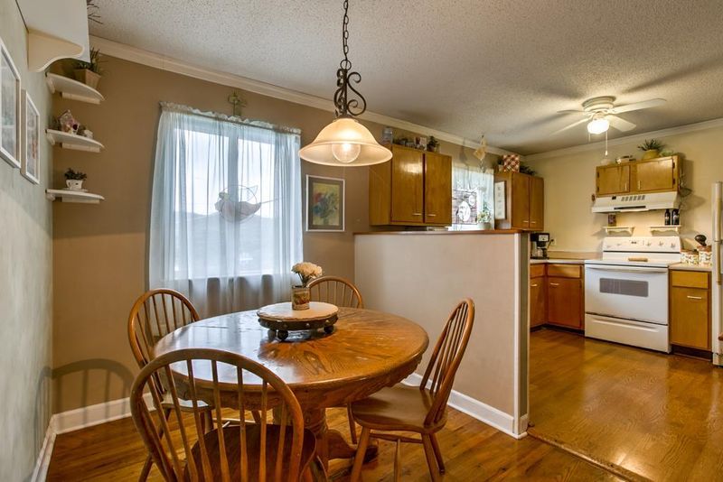 7212 NE 46th St, Kansas City, MO 64117