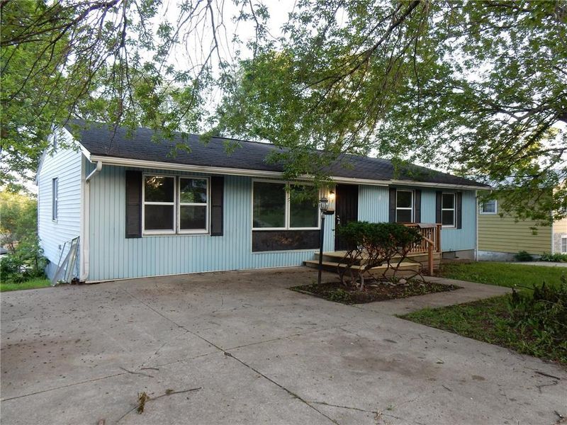 4715 E 39th St, Kansas City, MO 64130